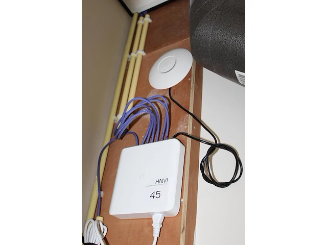 Wifiversterker unifi met verdeler network light 16 poe. - afbeelding 2 van  2