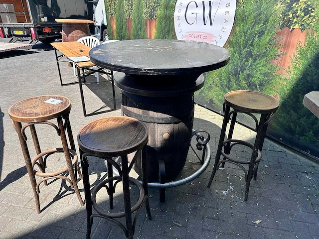 Wijnvat tafel met krukken - afbeelding 1 van  4
