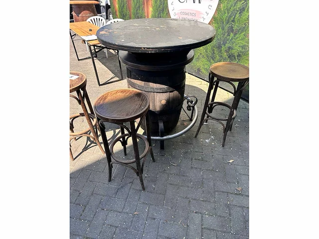 Wijnvat tafel met krukken - afbeelding 2 van  4