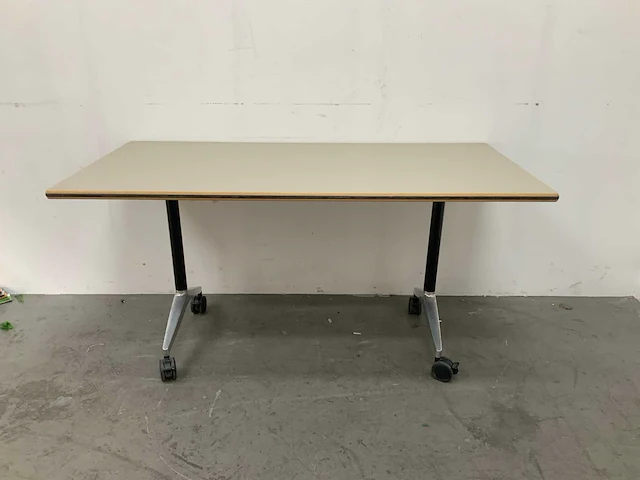 Wilkahn timetable opklapbaar en verrijdbaar bureau (149x75x74 cm) - afbeelding 1 van  5