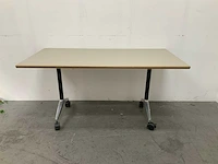 Wilkahn timetable opklapbaar en verrijdbaar bureau (149x75x74 cm) - afbeelding 1 van  5