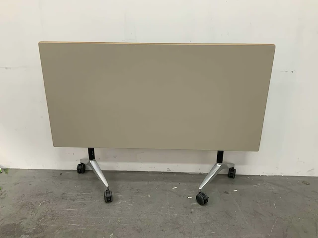 Wilkahn timetable opklapbaar en verrijdbaar bureau (149x75x74 cm) - afbeelding 2 van  5