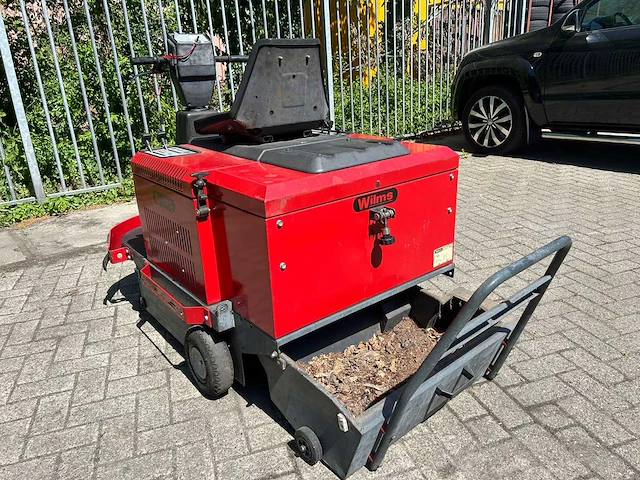 Wilms ks 1100 met opvangbak en elektrische starter - veeg/zuigmachine - afbeelding 1 van  13