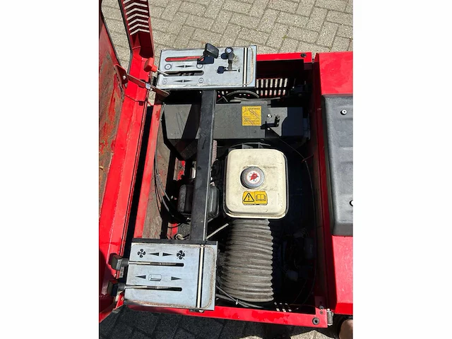 Wilms ks 1100 met opvangbak en elektrische starter - veeg/zuigmachine - afbeelding 12 van  13