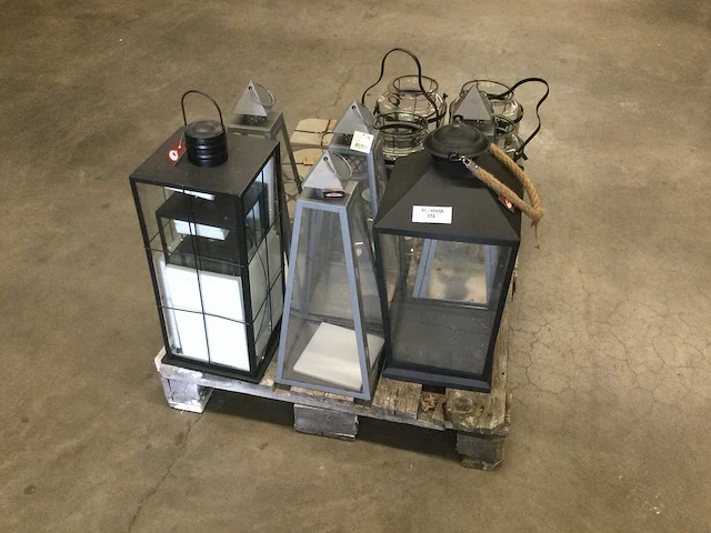Windlichten en kaarsen op pallet - afbeelding 1 van  7
