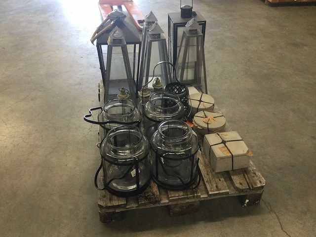 Windlichten en kaarsen op pallet - afbeelding 3 van  7