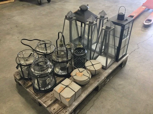 Windlichten en kaarsen op pallet - afbeelding 5 van  7