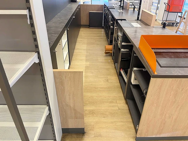 Winkel toonbank met achterwand - afbeelding 13 van  17