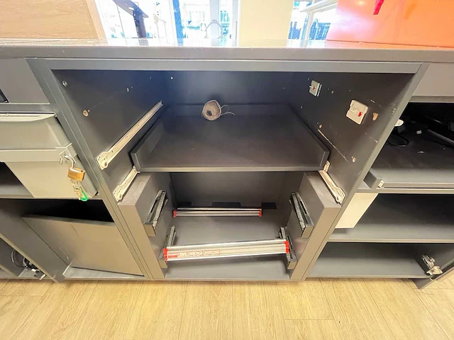 Winkel toonbank met achterwand - afbeelding 14 van  17