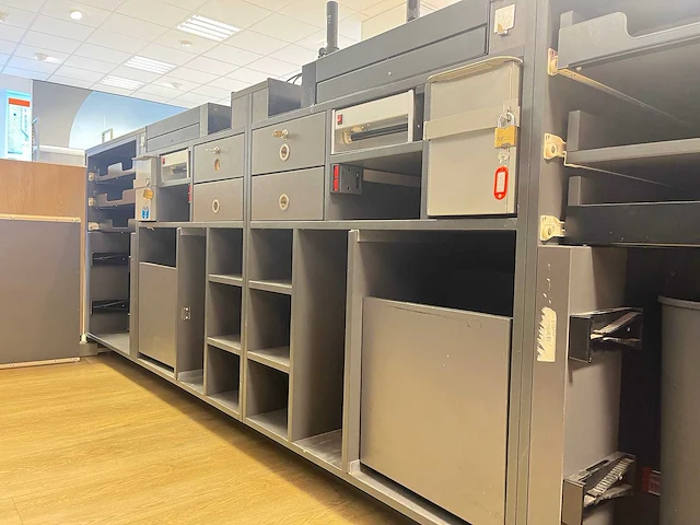 Winkel toonbank met achterwand - afbeelding 15 van  17