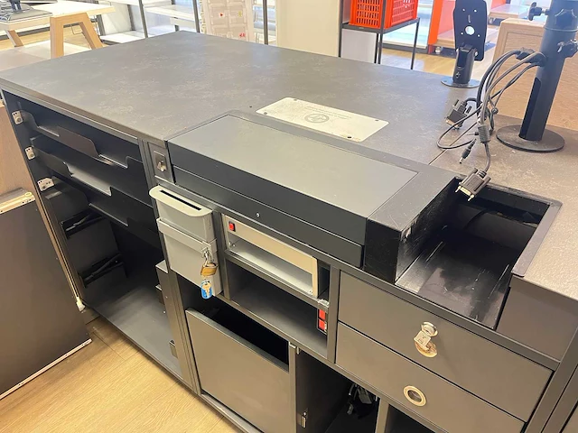 Winkel toonbank met achterwand - afbeelding 17 van  17