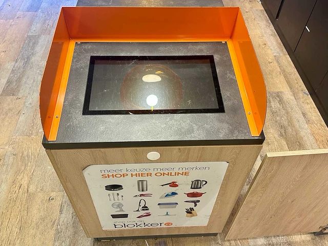 Winkel toonbank met achterwand - afbeelding 2 van  14