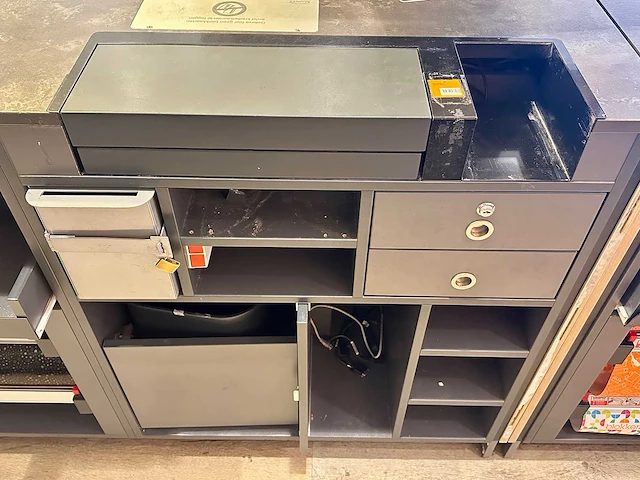 Winkel toonbank met achterwand - afbeelding 4 van  14