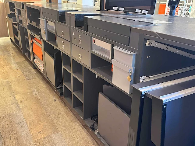 Winkel toonbank met achterwand - afbeelding 12 van  14