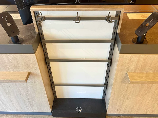 Winkel toonbank met achterwand - afbeelding 13 van  14