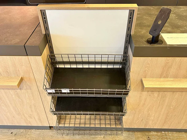 Winkel toonbank met achterwand - afbeelding 14 van  14