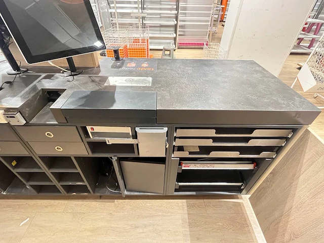 Winkel toonbank met achterwand - afbeelding 2 van  15