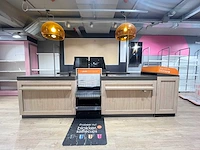 Winkel toonbank met achterwand