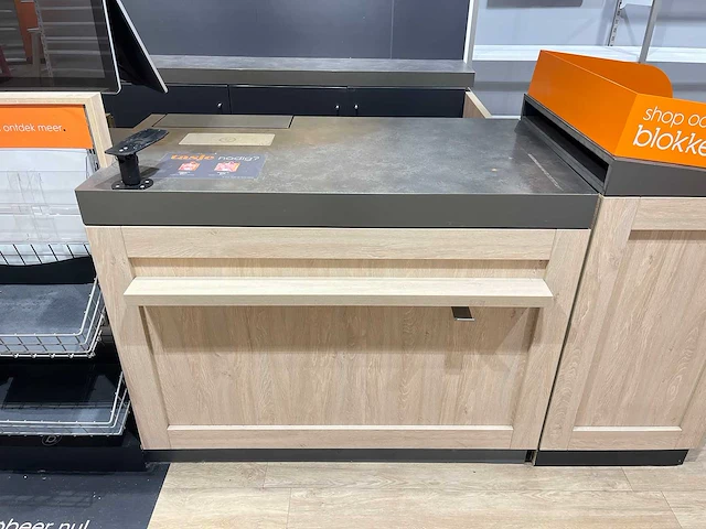 Winkel toonbank met achterwand - afbeelding 12 van  15