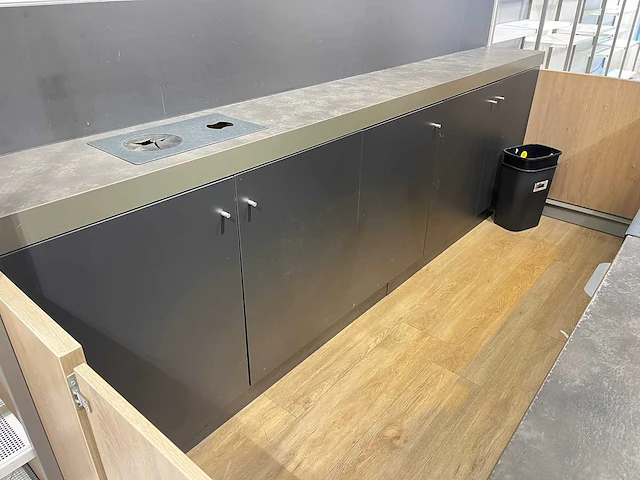 Winkel toonbank met achterwand - afbeelding 14 van  15