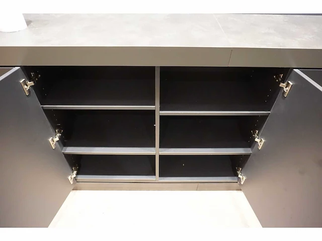 Winkel toonbank met achterwand - afbeelding 2 van  10