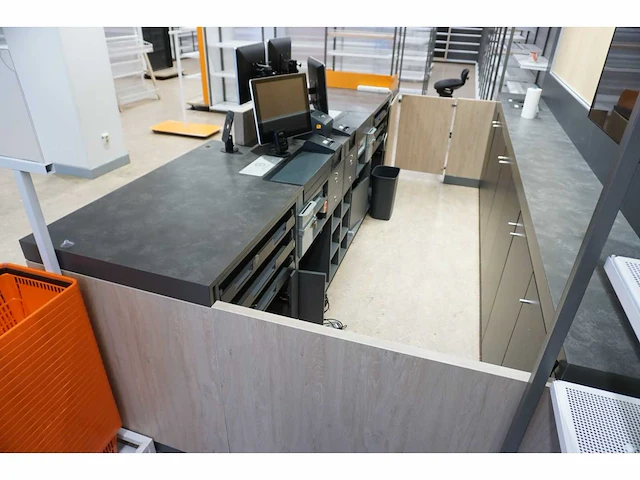 Winkel toonbank met achterwand - afbeelding 4 van  10