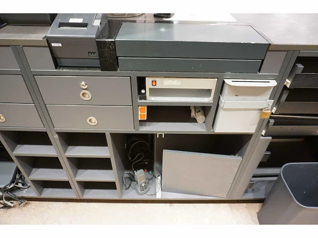 Winkel toonbank met achterwand - afbeelding 8 van  10