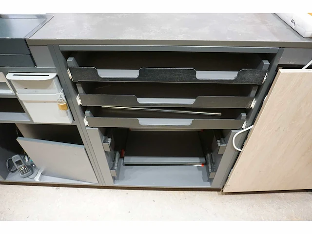 Winkel toonbank met achterwand - afbeelding 9 van  10