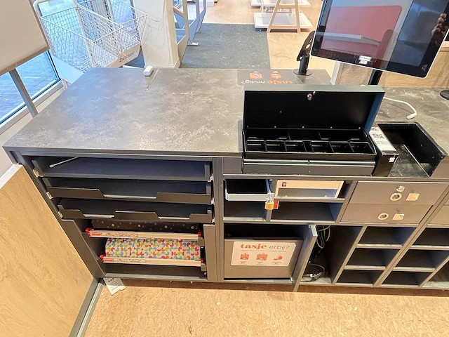 Winkel toonbank met achterwand - afbeelding 4 van  18