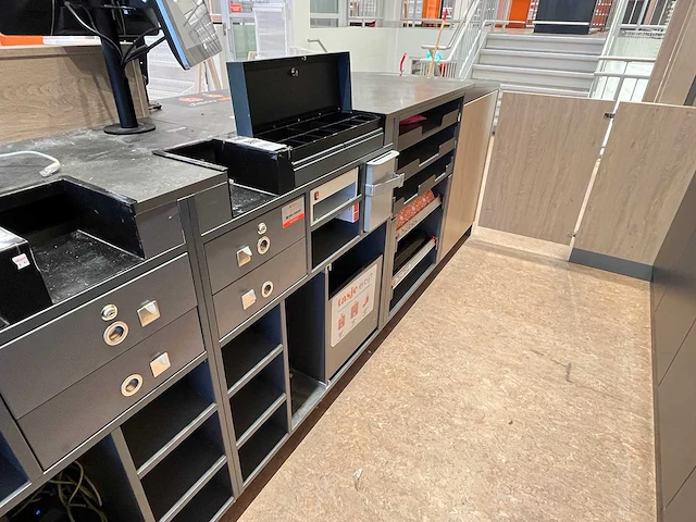 Winkel toonbank met achterwand - afbeelding 5 van  18