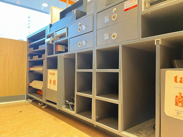 Winkel toonbank met achterwand - afbeelding 7 van  18