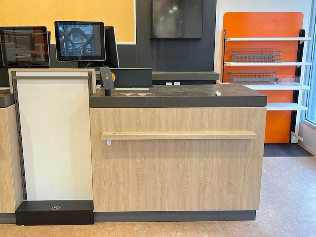 Winkel toonbank met achterwand - afbeelding 12 van  18