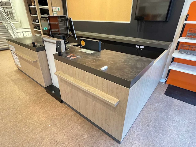 Winkel toonbank met achterwand - afbeelding 13 van  18