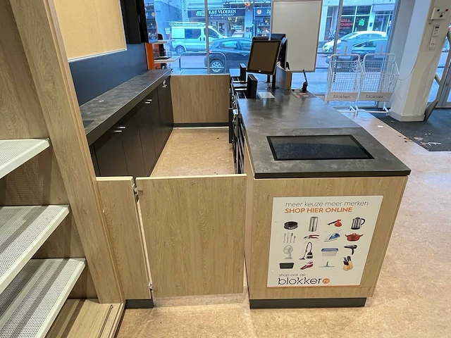 Winkel toonbank met achterwand - afbeelding 14 van  18