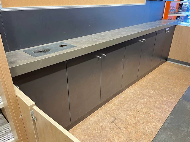 Winkel toonbank met achterwand - afbeelding 16 van  18