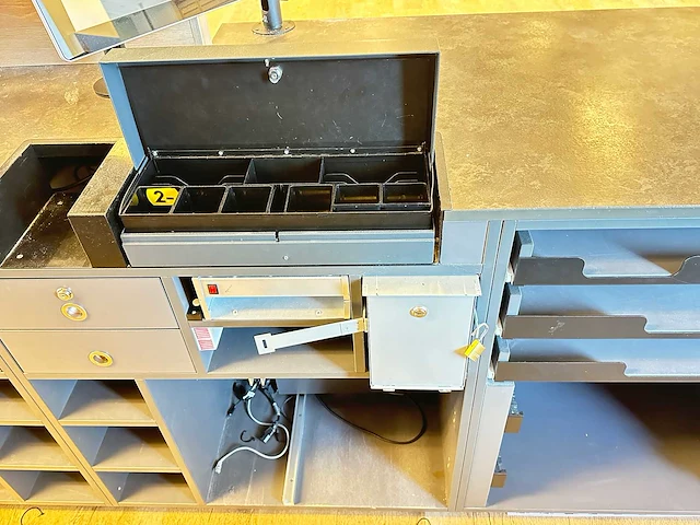 Winkel toonbank met achterwand - afbeelding 2 van  15