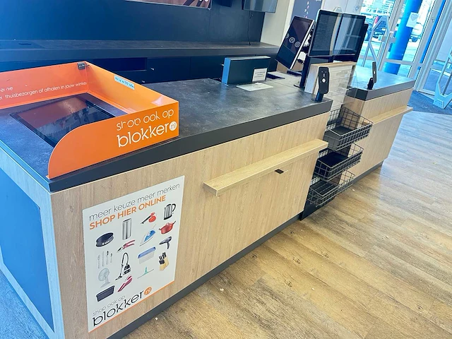 Winkel toonbank met achterwand - afbeelding 9 van  15