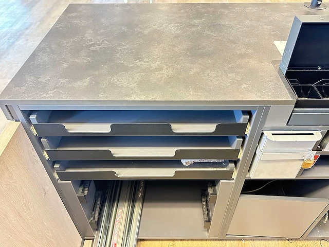 Winkel toonbank met achterwand - afbeelding 14 van  15
