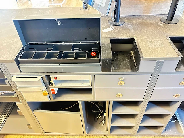 Winkel toonbank met achterwand - afbeelding 15 van  15