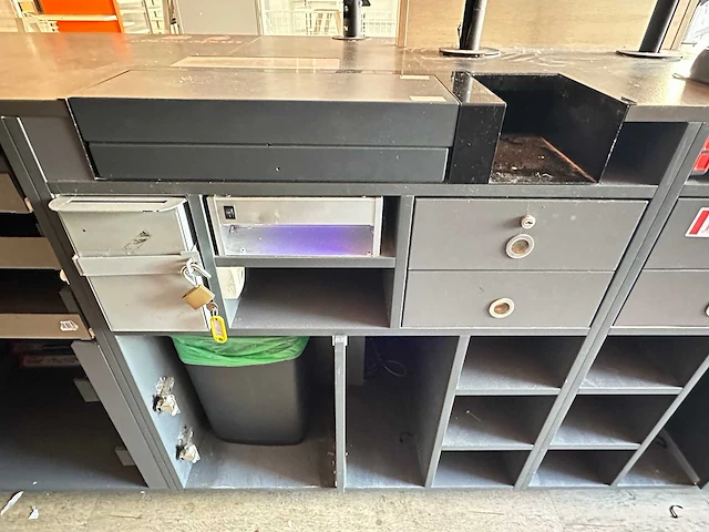 Winkel toonbank met achterwand - afbeelding 2 van  14
