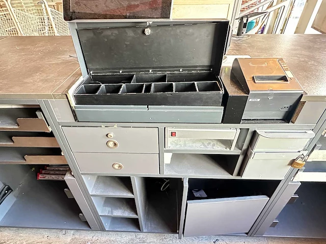Winkel toonbank met achterwand - afbeelding 5 van  14