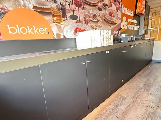 Winkel toonbank met achterwand - afbeelding 13 van  14