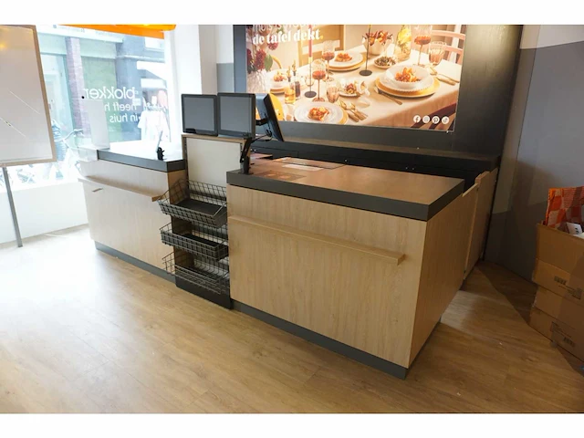 Winkel toonbank met achterwand - afbeelding 1 van  7
