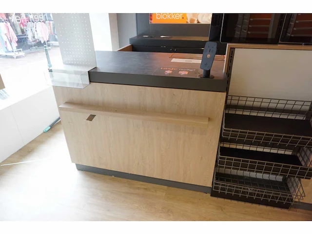 Winkel toonbank met achterwand - afbeelding 2 van  7