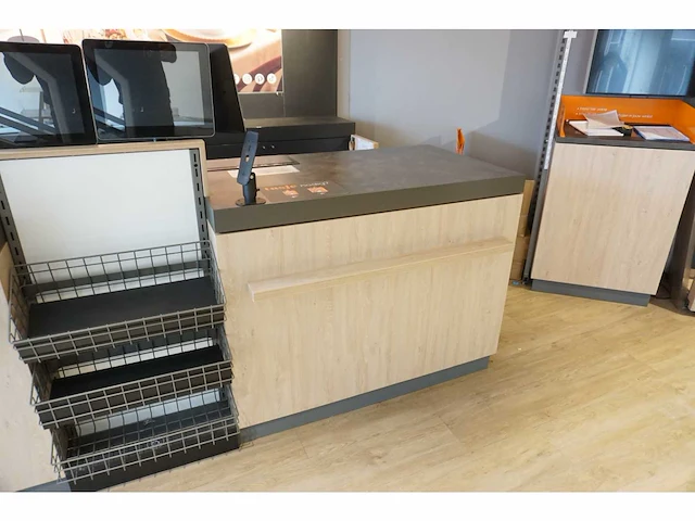 Winkel toonbank met achterwand - afbeelding 3 van  7
