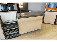 Winkel toonbank met achterwand - afbeelding 3 van  7