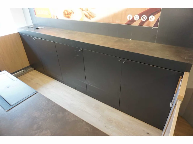 Winkel toonbank met achterwand - afbeelding 5 van  7