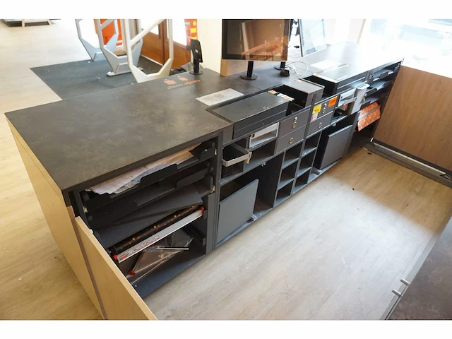 Winkel toonbank met achterwand - afbeelding 6 van  7