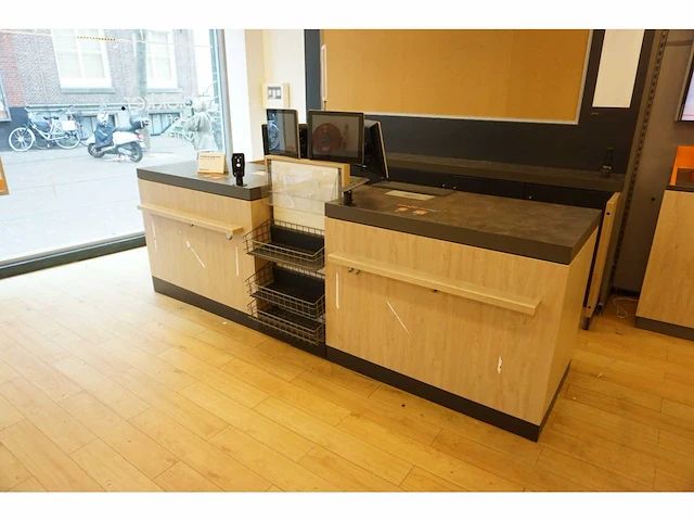 Winkel toonbank met achterwand - afbeelding 1 van  8