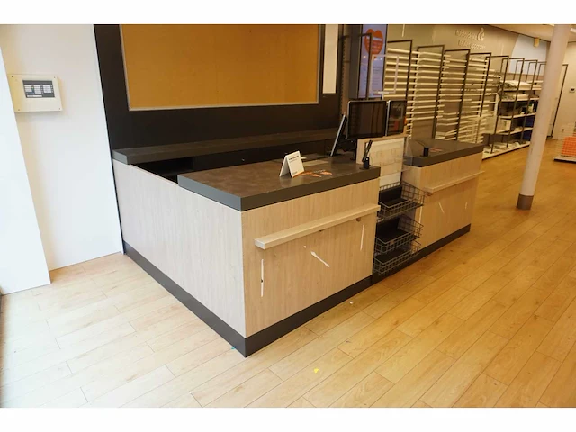 Winkel toonbank met achterwand - afbeelding 2 van  8
